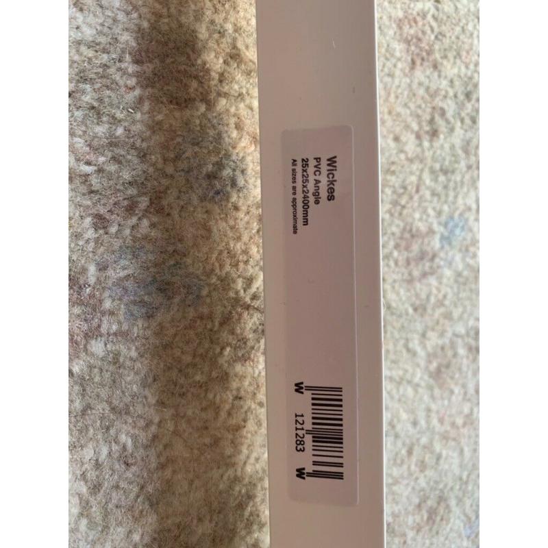 Plastic rightangle strip 1.38 m of 2.5 by 2.5 cm