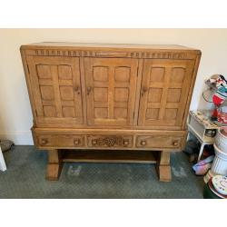 A GREAT LOOKING VINATGE/ANTIQUE OAK DRINKS CABINET/SIDEBOARD IN NICE PRE-LOVED CONDITION