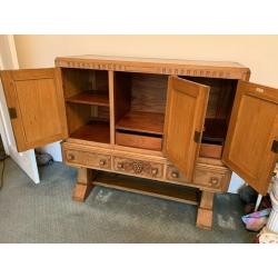 A GREAT LOOKING VINATGE/ANTIQUE OAK DRINKS CABINET/SIDEBOARD IN NICE PRE-LOVED CONDITION