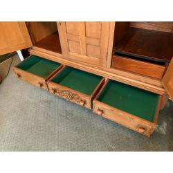 A GREAT LOOKING VINATGE/ANTIQUE OAK DRINKS CABINET/SIDEBOARD IN NICE PRE-LOVED CONDITION
