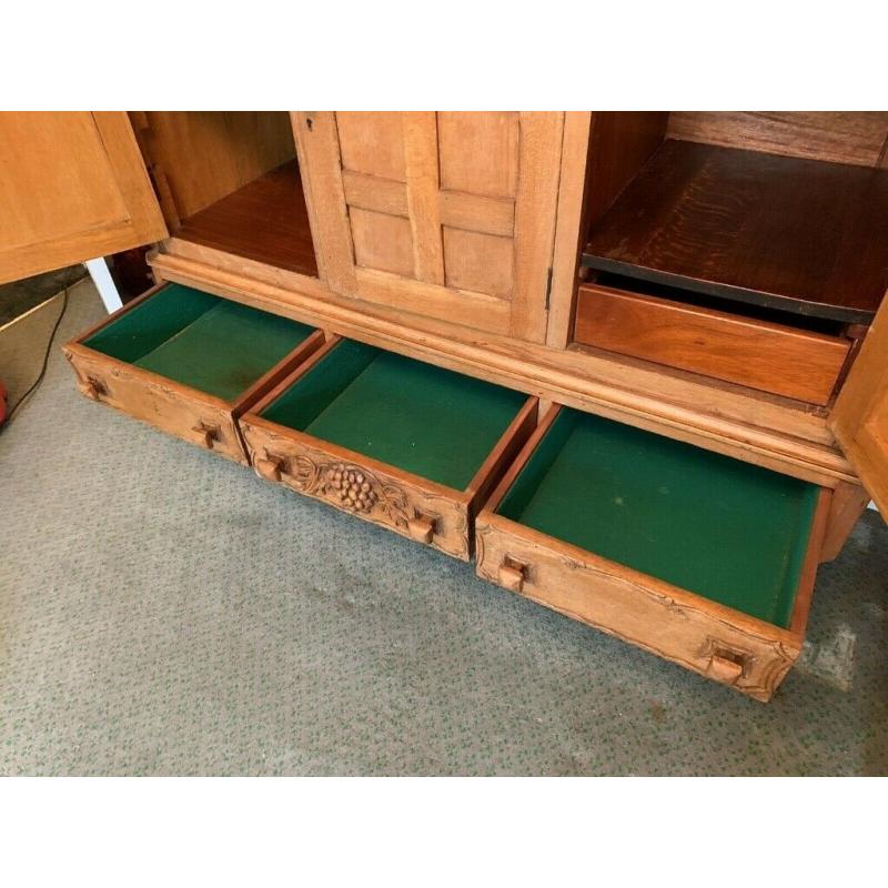 A GREAT LOOKING VINATGE/ANTIQUE OAK DRINKS CABINET/SIDEBOARD IN NICE PRE-LOVED CONDITION