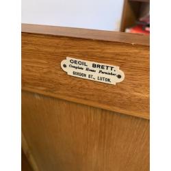 A GREAT LOOKING VINATGE/ANTIQUE OAK DRINKS CABINET/SIDEBOARD IN NICE PRE-LOVED CONDITION