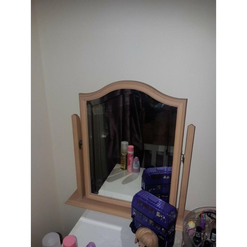 Dressing table swivel mirror