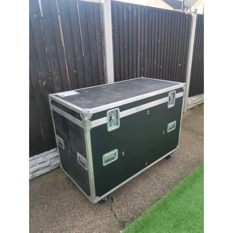 Flightcase / Road case for PAR64 or other items. Comes with fixtures.