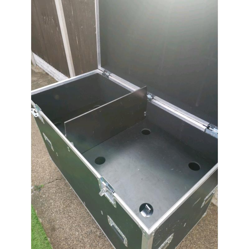 Flightcase / Road case for PAR64 or other items. Comes with fixtures.