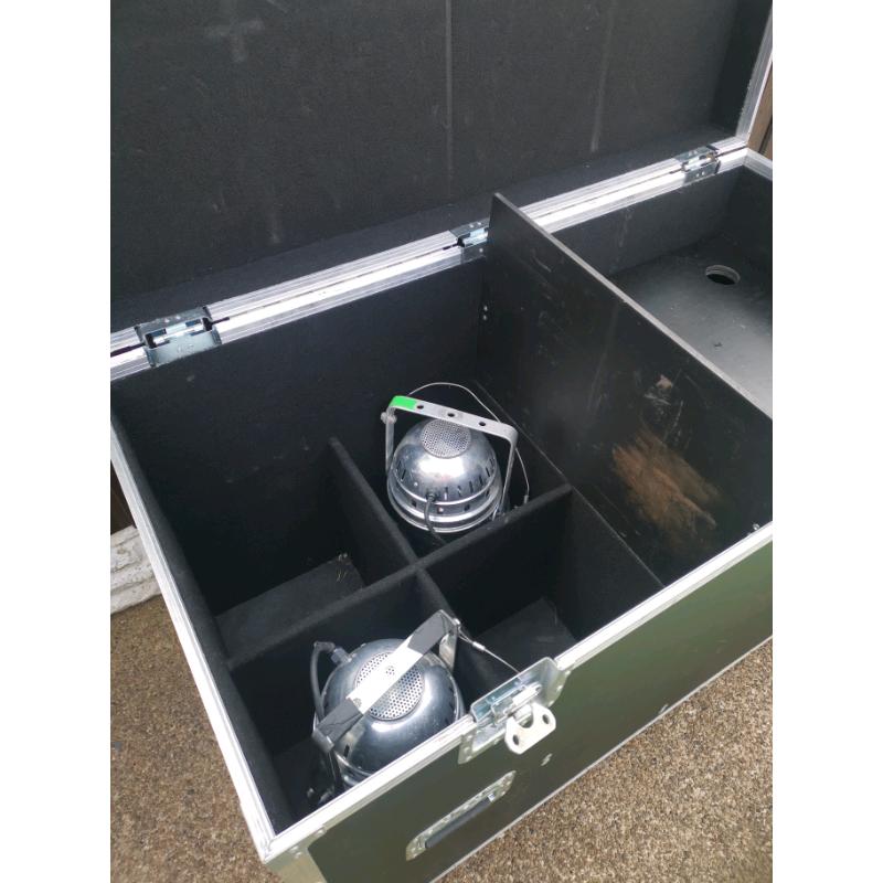 Flightcase / Road case for PAR64 or other items. Comes with fixtures.