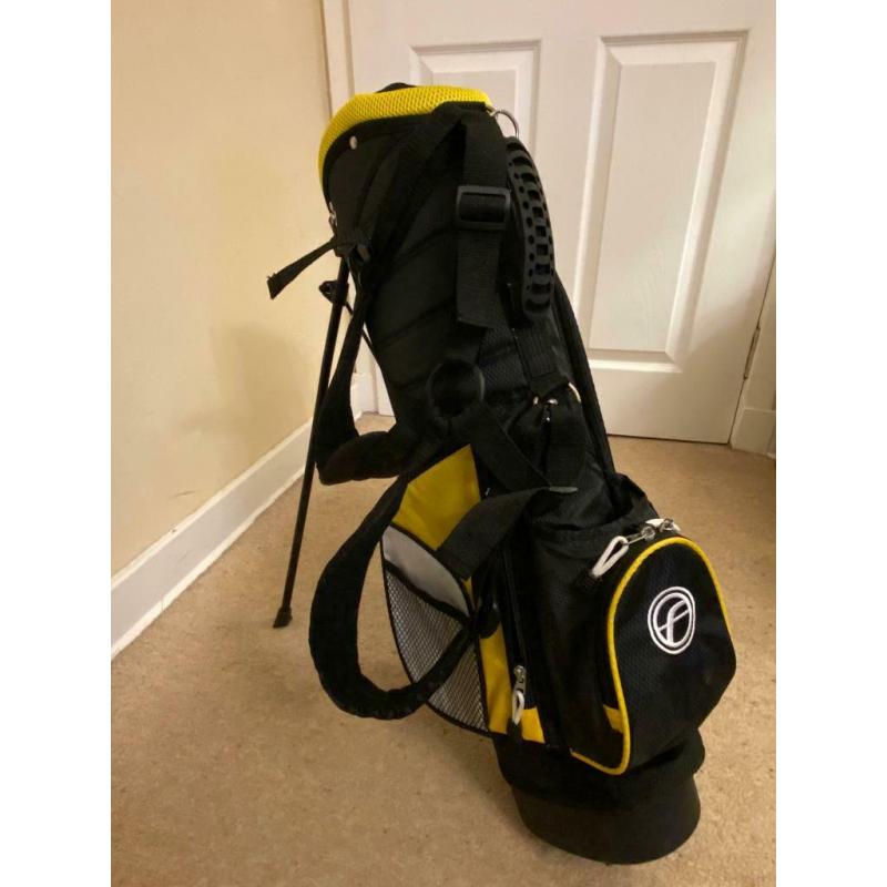 Fazer bag, x4 clubs, x2 head covers and golf bag rain cover.