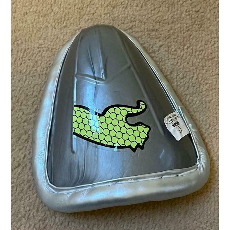 Cricket kit (2 pairs of pads, gloves, helmet, guards, bag)