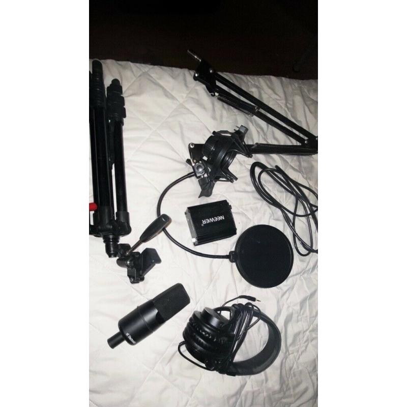 Recording equipment Newer with camera stand