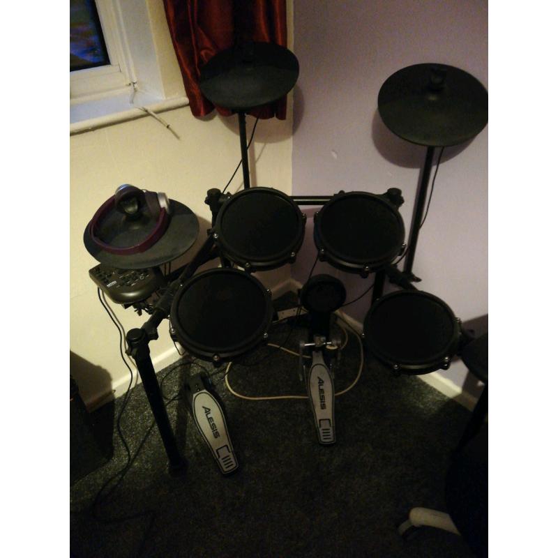 Alesis nitro mesh drum kit with amp