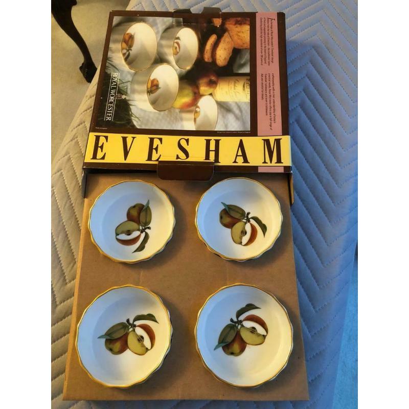 Royal Worcester Evesham gold 4 ramekins boxed