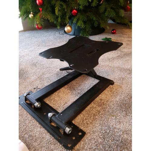 TV Wall Bracket/ Mount - swivel and tilt TVs between 23 and 47 inches
