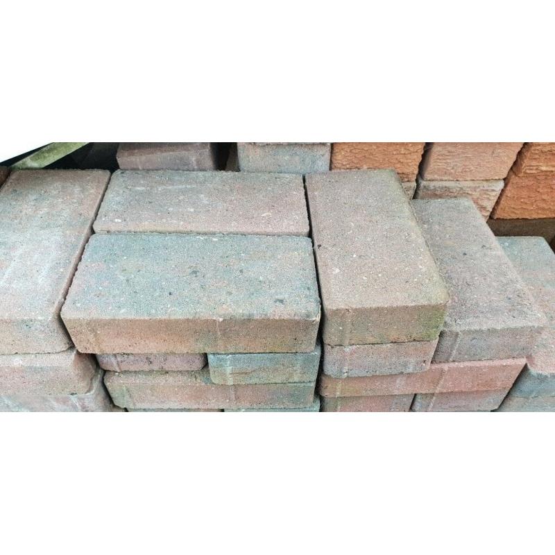 900+Assorted bricks,pavers and a few offcuts