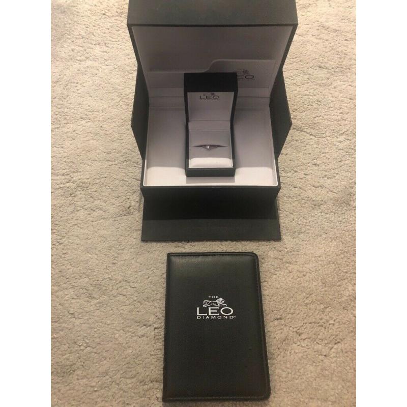Leo platinum diamond ring