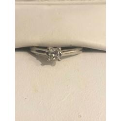 Leo platinum diamond ring