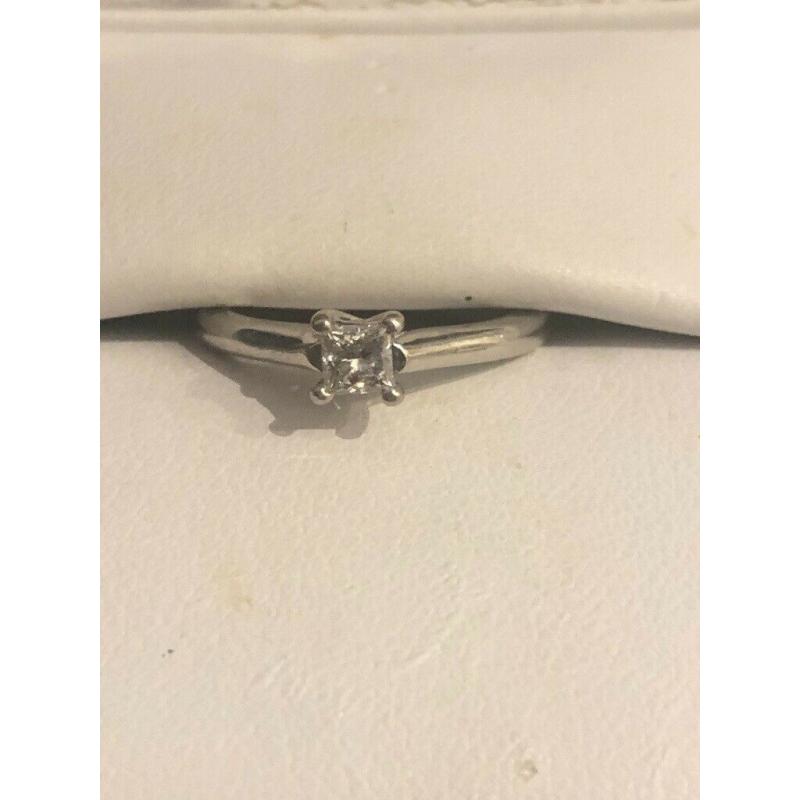 Leo platinum diamond ring