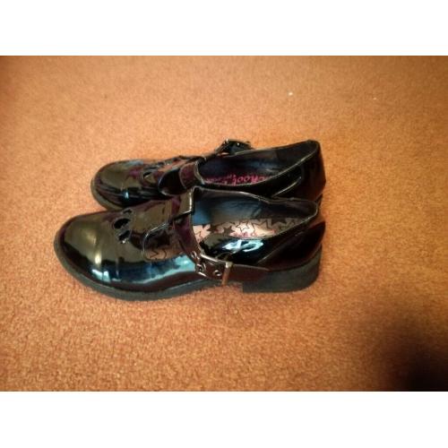 School shoes size 5