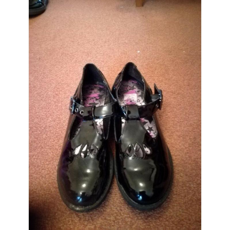 School shoes size 5
