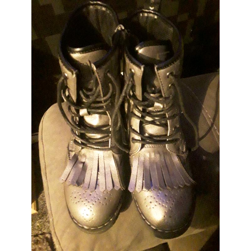 GIRLS XTI TERRITORY BOOTS SIZE 3 (36).. SILVER