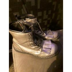 GIRLS XTI TERRITORY BOOTS SIZE 3 (36).. SILVER
