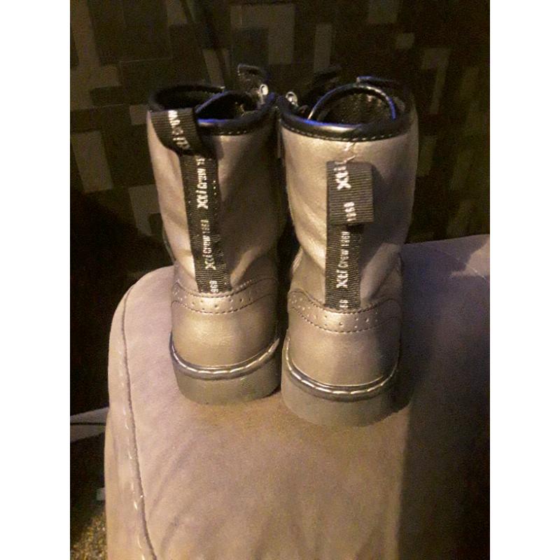 GIRLS XTI TERRITORY BOOTS SIZE 3 (36).. SILVER