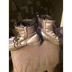 GIRLS XTI TERRITORY BOOTS SIZE 3 (36).. SILVER