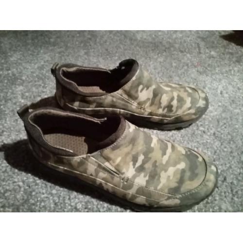 CAMO TRAINERS SIZE 4