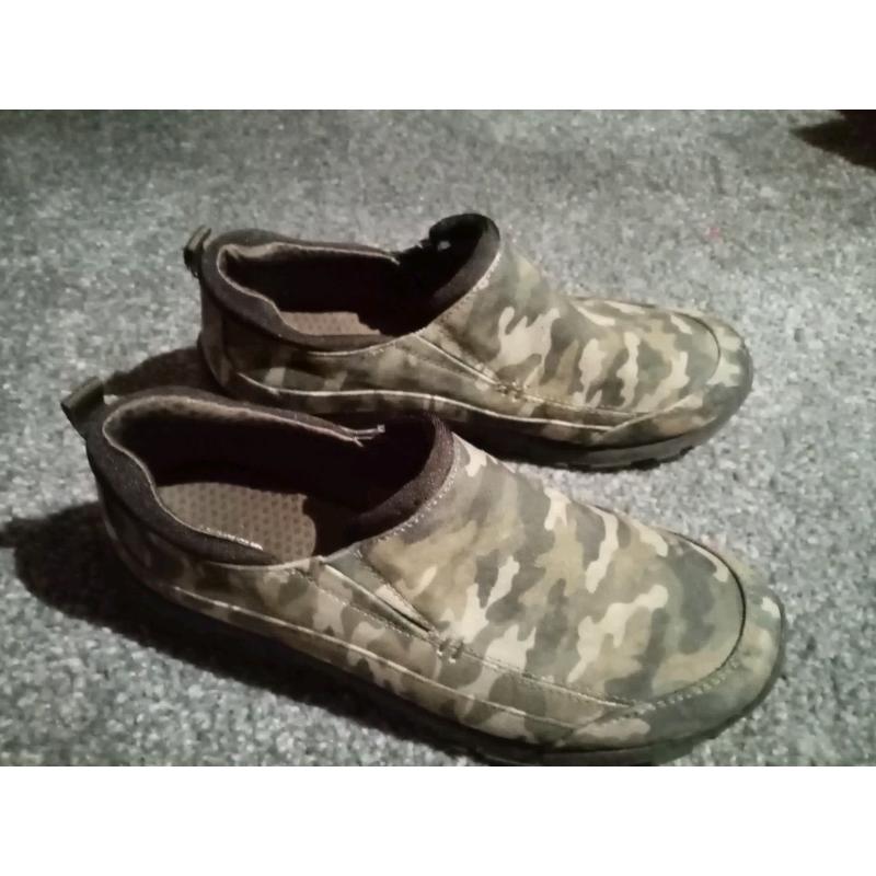 CAMO TRAINERS SIZE 4