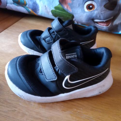 Size 7.5 black nike trainers